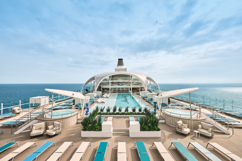 Mein Schiff Relax: Pooldeck mit Swimmingpool, Whirlpools und Liegeflächen Pooldeck der Mein Schiff Relax mit zentralem Swimmingpool, zwei Whirlpools und Liegen am Meer