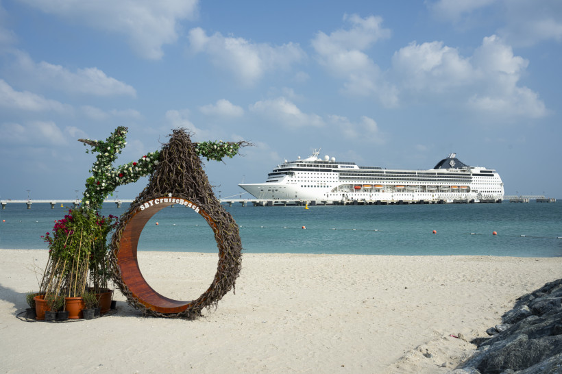 MSC Opera vor Sir Bani Yas Island Beach, Emirate MSC Opera vor Sir Bani Yas Island, Strand und Meer in den Vereinigten Arabischen Emiraten