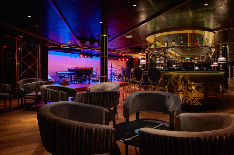 Costa Smeralda – Jazz Club: Bühne und Bar im Innenraum Innenansicht des Jazz Clubs an Bord der Costa Smeralda mit Bühne, Klavier, Schlagzeug, Bar und Sitzgruppen