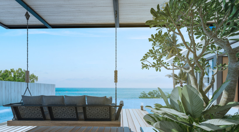 Exklusive Villa mit Meerblick – entspannte Luxusreise in stylischem Ambiente Moderne Villa mit Hängesofa, tropischen Pflanzen und Blick auf das blaue Meer. Luxuriöse Umgebung für Paare und perfekte Flitterwochen.