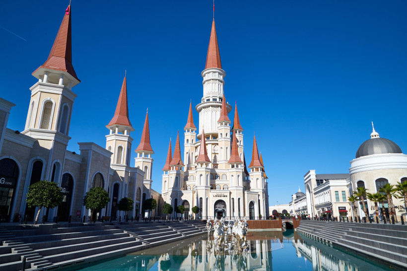 The Land of Legends Belek – Märchenhaftes Schloss am Parkeingang Märchenschloss und Eingangsbereich des Freizeitparks The Land of Legends in Belek mit Wasserbecken und Spazierwegen