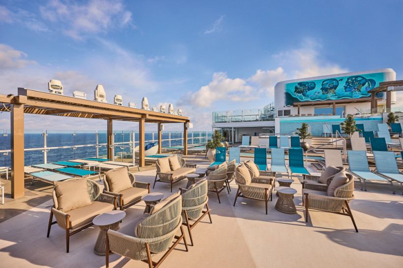 Mein Schiff Relax – Agora: Loungebereich und Liegen auf dem Außendeck Sitz- und Loungebereich auf dem Außendeck der Mein Schiff Relax im Bereich Agora mit Blick auf das Meer
