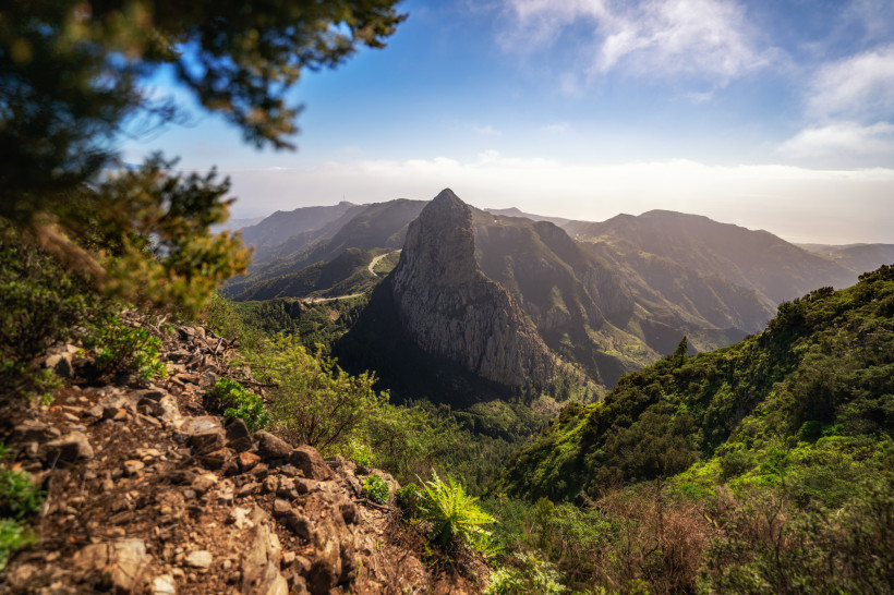 Blick auf das Bergmassiv im Nationalpark Garajonay auf La Gomera mit markantem Felsgipfel und bewaldeten Hängen