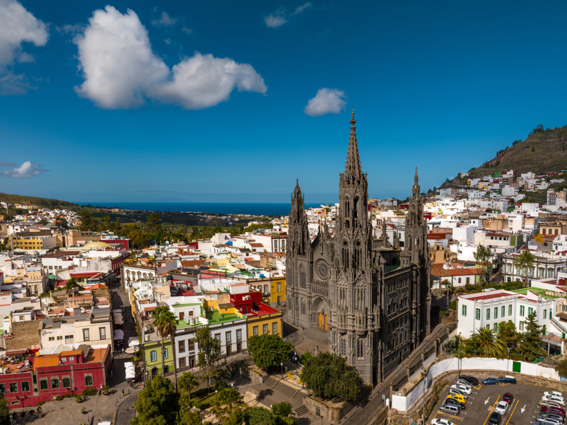 Kathedrale von Arucas – beeindruckende Sehenswürdigkeit auf Gran Canaria Luftaufnahme der berühmten Kathedrale San Juan Bautista in Arucas auf Gran Canaria. Die neugotische Kirche erhebt sich imposant über die Altstadt mit bunten Häusern und Blick auf den Atlantik.