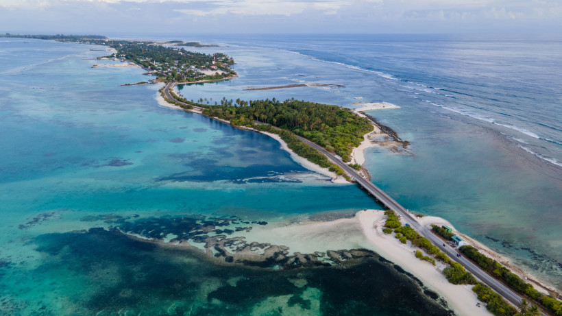 Malediven - Addu-Atoll Luftaufnahme von der Insel Hulhumalé, Malediven – Brücke verbindet die Insel mit dem Festland, türkisfarbenes Meer und Strände