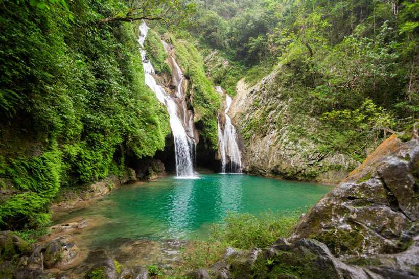 Idyllischer Wasserfall El Nicho in der Nähe von Cienfuegos auf Kuba mit smaragdgrünem Naturpool, üppig bewachsenem Regenwald und Felsformationen – ein beliebtes Ausflugsziel für Naturliebhaber.