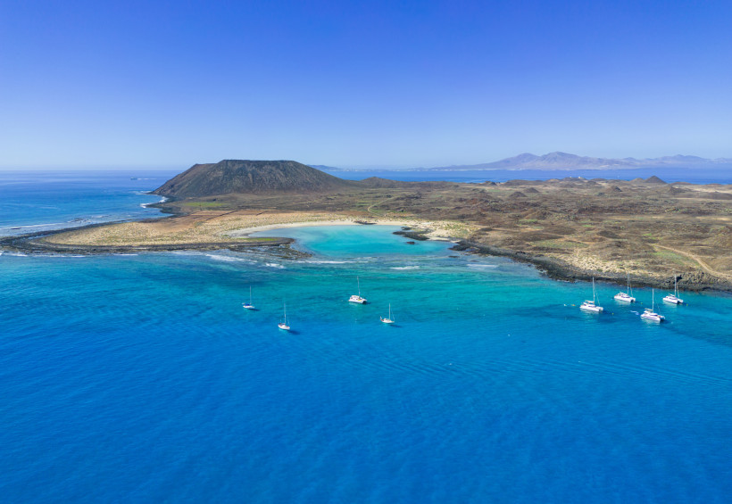 Isla de Lobos aus der Luft – La Concha Bucht Luftaufnahme der Isla de Lobos mit der hellen La Concha Bucht und dem tiefblauen Meer bei Fuerteventura