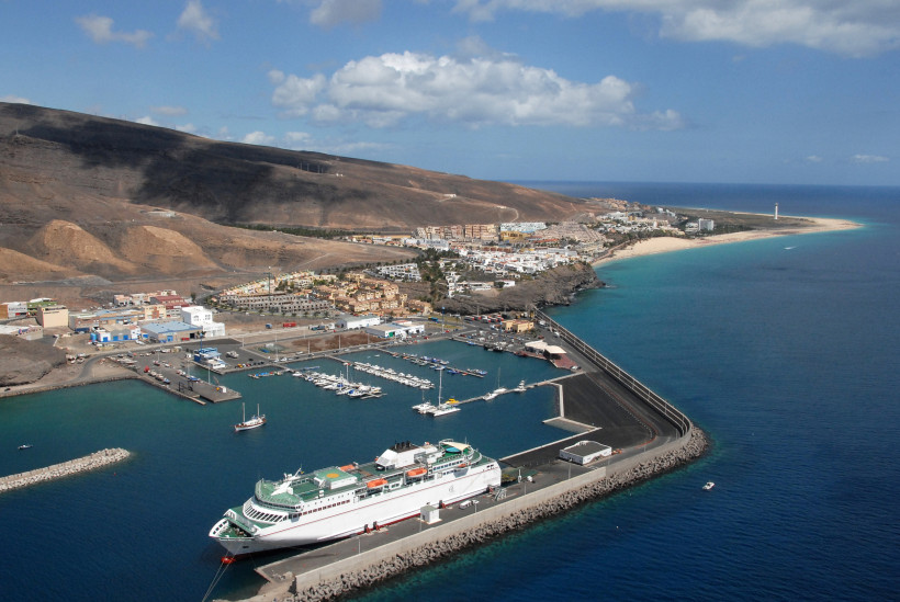 Hafen von Morro Jable mit Fähre, Yachthafen und Küstenort an einer Bucht