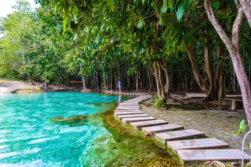 Emerald Pool in Krabi, Thailand: türkisgrüner Naturpool mit Holzsteg durch tropischen Wald.