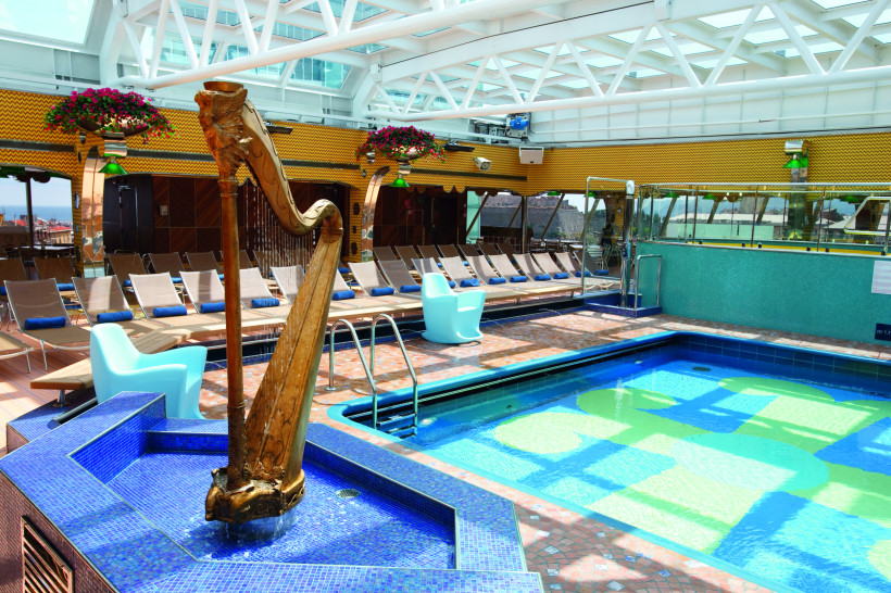 Costa Pacifica – Lido Ipanema mit Pool, Liegestühlen und Harfe Poolbereich im Lido Ipanema auf der Costa Pacifica mit Liegestühlen und Harfe