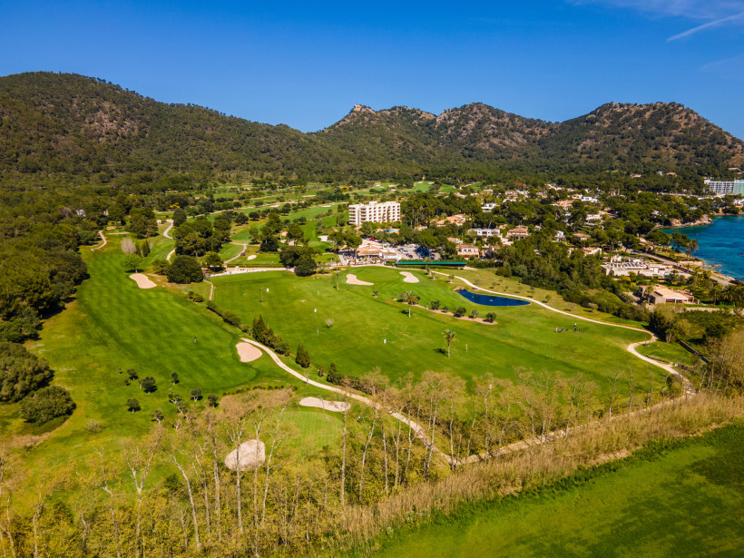 Luftaufnahme vom Club de Golf de Son Servera nahe Cala Bona mit grünen Fairways, Bunkern und mediterraner Landschaft – perfekt für sportliche und erholsame Golftage auf Mallorca