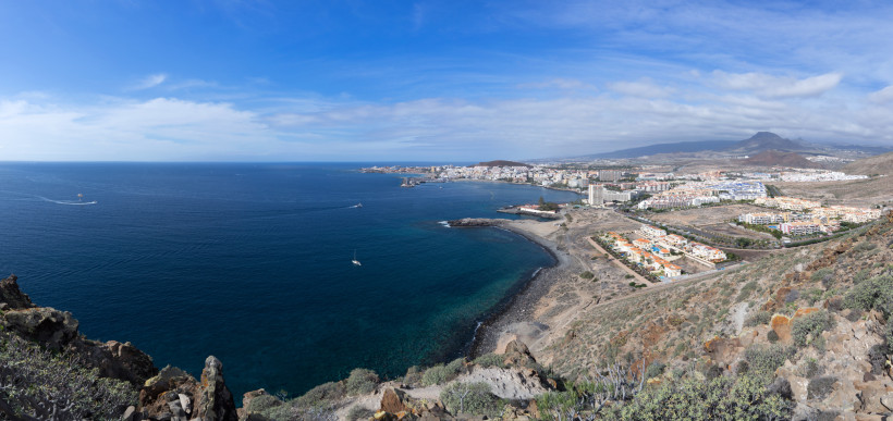 Blick von einer Anhöhe auf die Küste von Arona auf Teneriffa mit Bucht, Meer und Bebauung