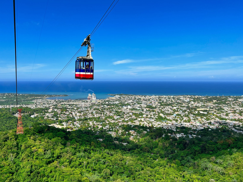 Dominikanische Republik - Puerto Plata Seilbahn über Puerto Plata mit Blick auf Stadt, Küste und Meer in der Dominikanischen Republik