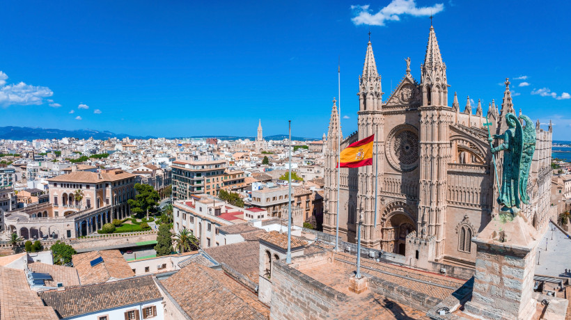 Kathedrale La Seu in Palma mit Blick über die Altstadt und Dächer der Stadt