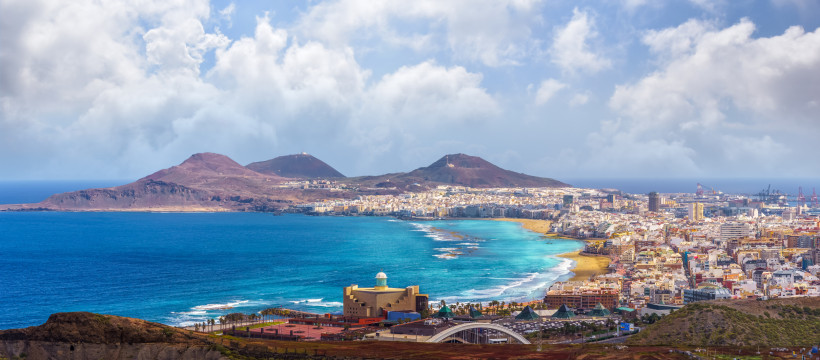 Las Palmas de Gran Canaria: Küstenpanorama mit Strand und Stadt Blick auf die Küste von Las Palmas de Gran Canaria mit Strand, Stadtgebiet und Bergen im Hintergrund