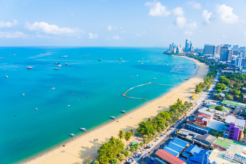 Pattaya Beach – Strand, Skyline und türkisblaues Meer Luftaufnahme vom Pattaya Beach mit Skyline, türkisfarbenem Wasser und Strandpromenade – bekannte Küstenregion in Thailand.