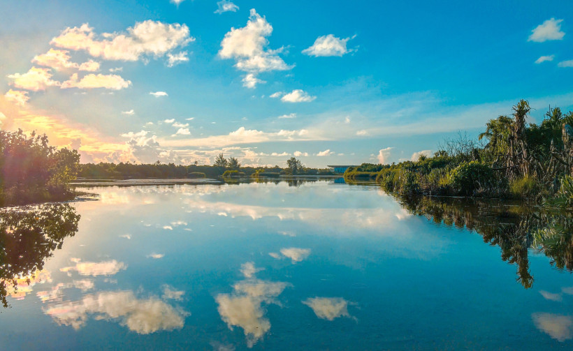 Malediven - Addu-Atoll Malediven mit spiegelglatter Lagune und Wolkenreflexionen im Wasser