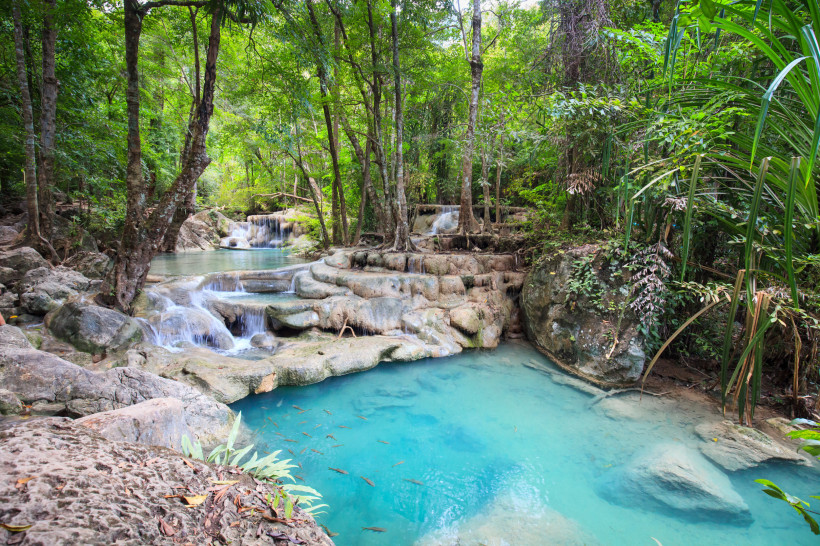 Erawan Nationalpark im Sommer – Smaragdgrüne Wasserfälle in Thailand Erawan Nationalpark im Sommer mit smaragdgrünen Naturpools, Kalksteinterrassen und dichtem Regenwald – einer der schönsten Wasserfälle Thailands.