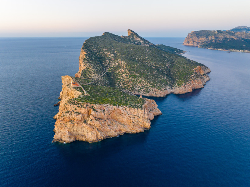 Luftaufnahme der Insel Sa Dragonera mit Steilküste, Leuchtturm und umliegendem Meer
