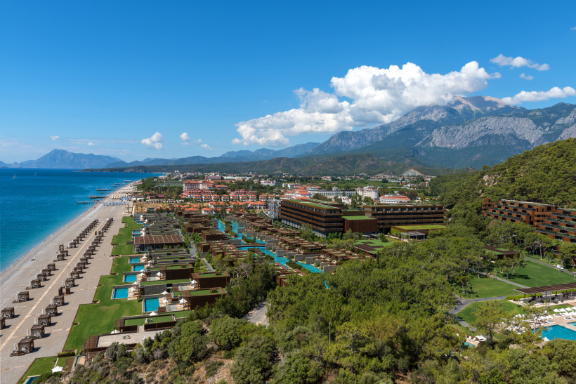 Großes Familienresort in Kemer mit Strand, Pools und Bergkulisse – idealer Urlaub in der Türkei mit Kindern