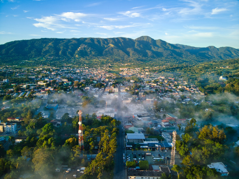Jarabacoa, Dom.Rep. Panorama von San Juan de la Maguana in der Dominikanischen Republik mit Blick auf die Stadt und die umliegenden grünen Berge