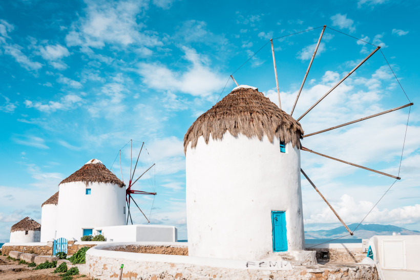 Mykonos - Windmühlen von Kato Mili Traditionelle Windmühlen von Mykonos mit weißen Rundbauten und Strohdächern vor blauem Himmel