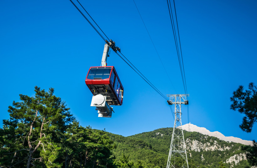 Seilbahn Olympos Teleferik auf den Tahtalı-Berg bei Kemer mit Blick auf das Taurusgebirge und die Küste der Türkei