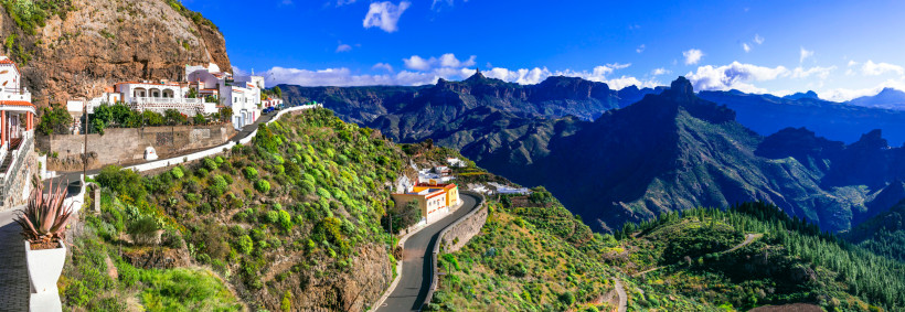 Panoramablick auf Artenara – höchstgelegenes Dorf Gran Canarias Panoramablick auf Artenara im Westen Gran Canarias mit Bergen, Häusern und grüner Landschaft.