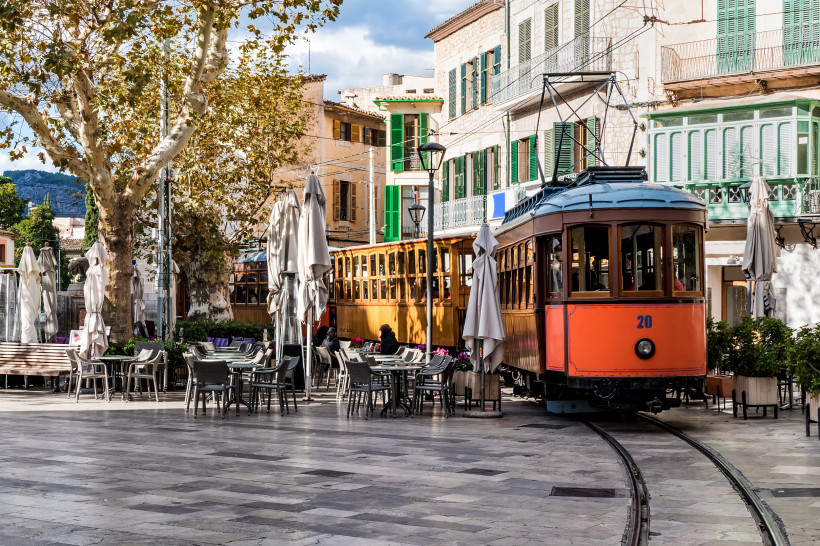Sóller, Mallorca Historische Straßenbahn in Sóller auf Mallorca, die durch den Ortskern mit Cafés und Plätzen fährt