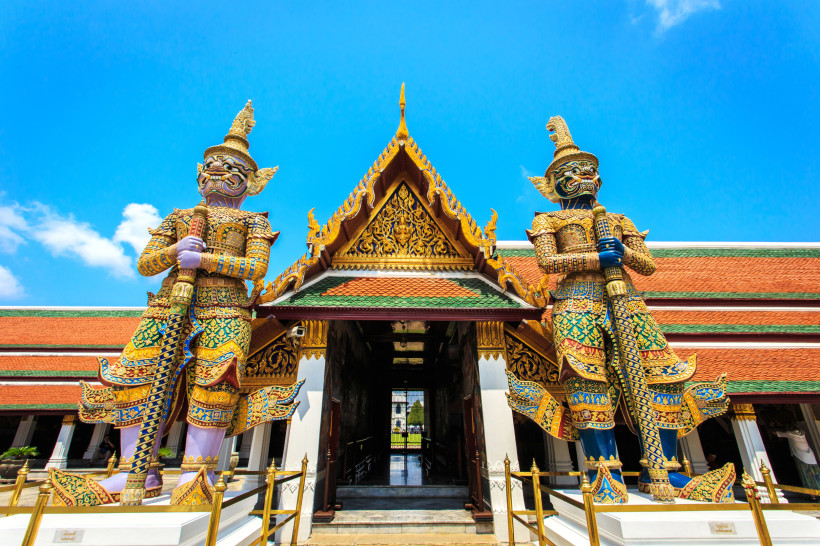 Yaksha-Wächter vor dem Tempel des Smaragd-Buddha im Grand Palace Bangkok Bunte Yaksha-Statuen bewachen den Eingang zum Wat Phra Kaeo im Grand Palace in Bangkok – thailändische Mythologie hautnah