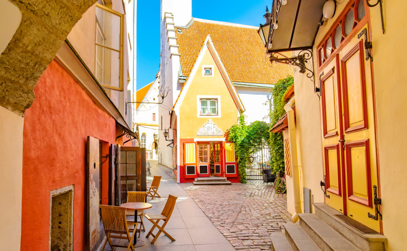 Altstadt Tallinn: schmale Gasse mit farbigen Häusern und Kopfsteinpflaster Gasse in der Altstadt von Tallinn mit bunten Fassaden, Kopfsteinpflaster und kleinem Haus mit rotem Dach