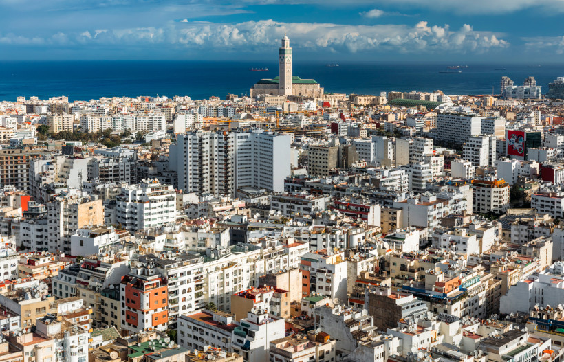 Casablanca – Skyline mit Hassan-II.-Moschee an der Atlantikküste Panoramablick auf Casablanca, Marokko, mit der berühmten Hassan-II.-Moschee und der Atlantikküste im Hintergrund – moderne Großstadt mit orientalischem Flair.