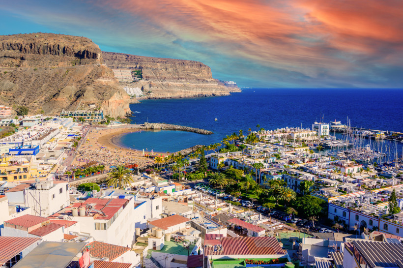 Puerto de Mogán – Playa de Mogán mit Hafen, Strandbucht und Marina Blick auf den Hafen und Strand Playa de Mogán in Puerto de Mogán mit Marina, Bucht und Felsküste