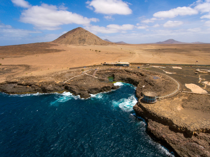 Buracona und das Blaue Auge auf Sal, Kapverden – spektakuläre Felsenküste mit Aussichtspunkt und Wellen des Atlantiks
