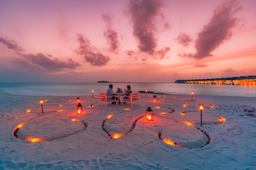 Romantisches All Inclusive Luxusresort mit privatem Candle-Light-Dinner am Strand bei Sonnenuntergang – Genießerurlaub für Paare
