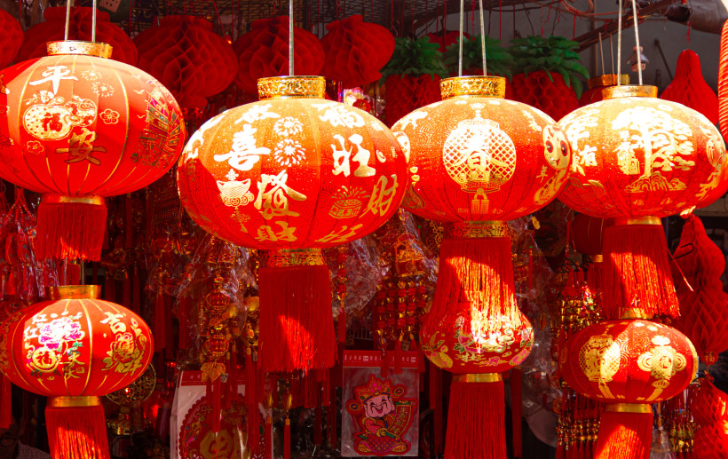 Singapur Mehrere leuchtend rote chinesische Papierlaternen mit goldenen Schriftzeichen hängen eng beieinander. Sie sind kunstvoll dekoriert und werden traditionell für das chinesische Neujahrsfest verwendet.