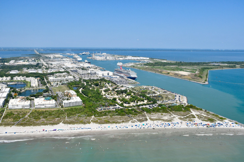 Luftaufnahme des Kreuzfahrthafens Port Canaveral mit Kreuzfahrtschiff am Terminal