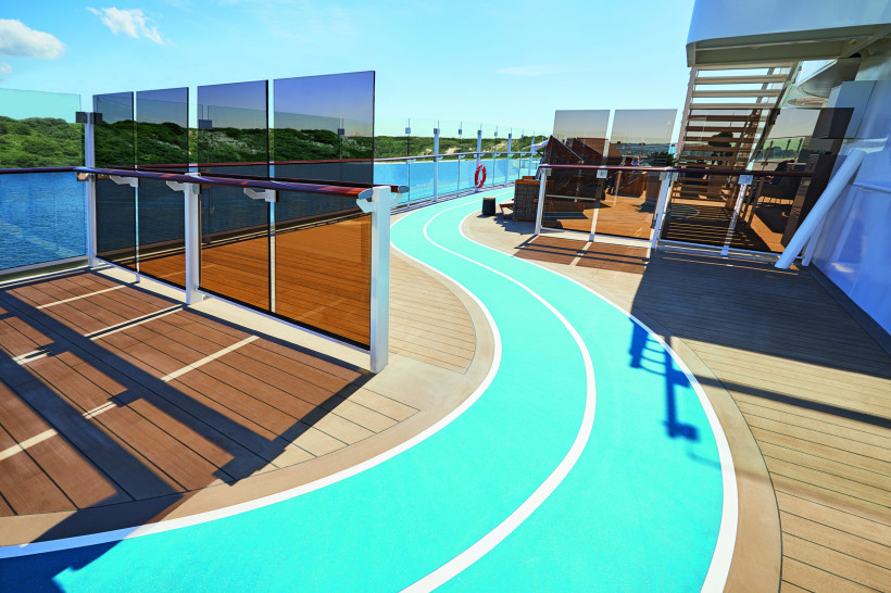 Laufbahn auf dem Außendeck der Mein Schiff 1 mit Glaswindschutz und Blick aufs Meer