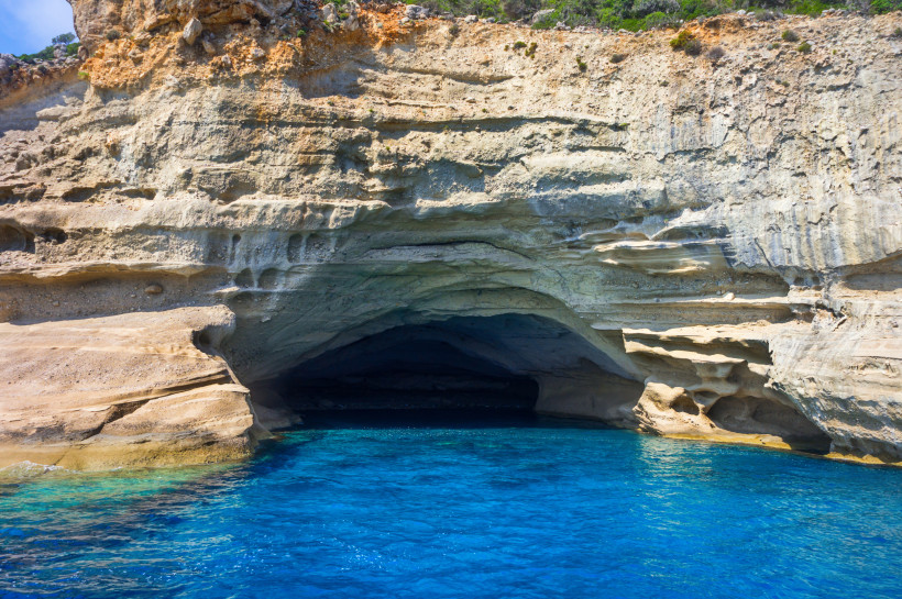 Eingang der Beldibi-Höhle bei Kemer mit heller Felswand und kristallklarem, türkisfarbenem Wasser