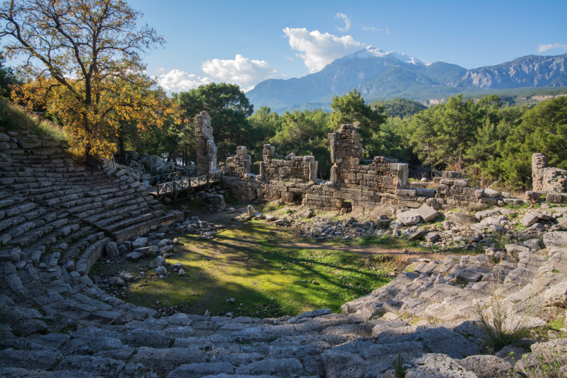Ruinen von Phaselis in Antalya – Antikes Theater mit Blick auf das Taurusgebirge Antikes Theater und Ruinen von Phaselis bei Antalya vor dem Taurusgebirge, historische Stätte in grüner Landschaft