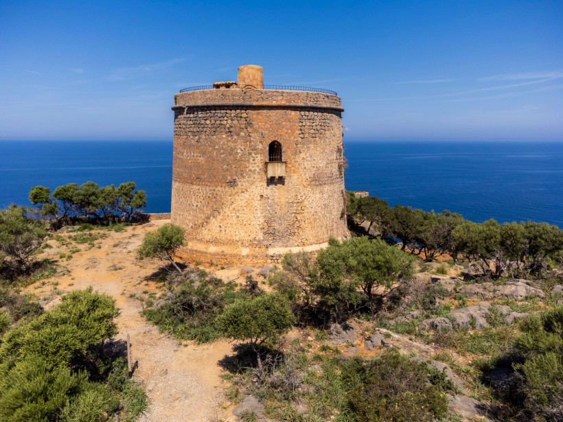 Runder Steinturm Torre Picada an der Küste mit Blick auf das Meer