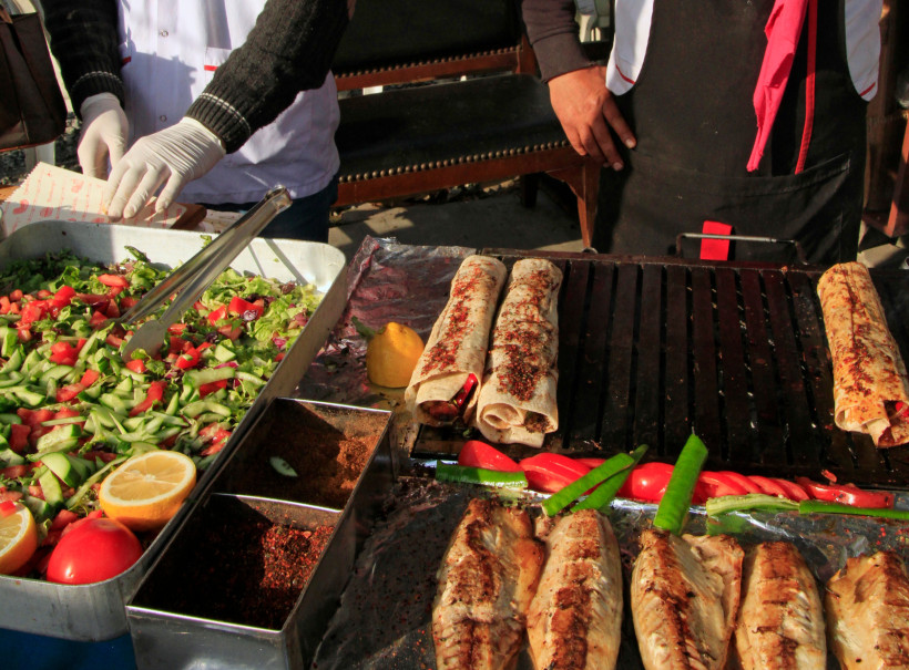 Frisch gegrillter Fisch und gefüllte Fladenbrote an einem Streetfood-Stand in Side – typische türkische Küche