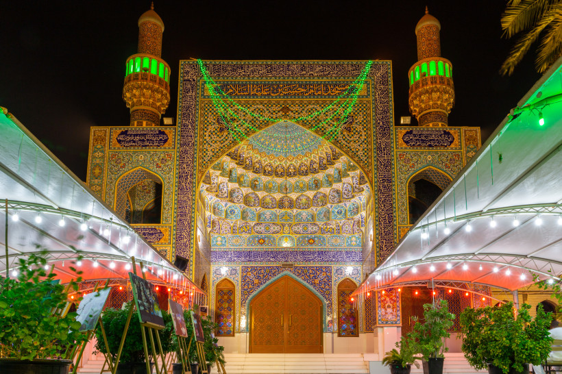 Art Dubai Der Eingang zur Imam-Hussein-Moschee in Dubai mit bunten Kacheln, einer Fassade im persischen Stil und einer Beleuchtung in den Farben der Nationalflagge der Vereinigten Arabischen Emirate, Kunstausstellung