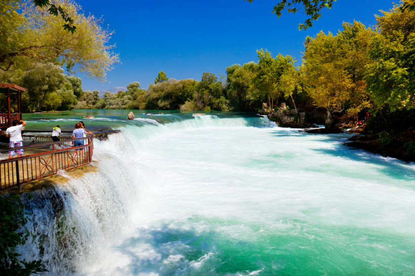 Panoramablick auf die Manavgat-Wasserfälle mit türkisgrünem Wasser und Naturkulisse