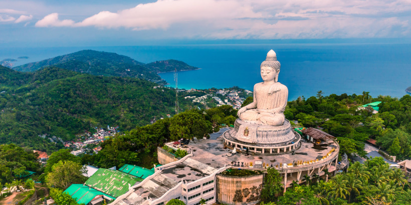 Luftaufnahme vom Big Buddha in Phuket mit Blick auf die grüne Berglandschaft und die Andamanensee