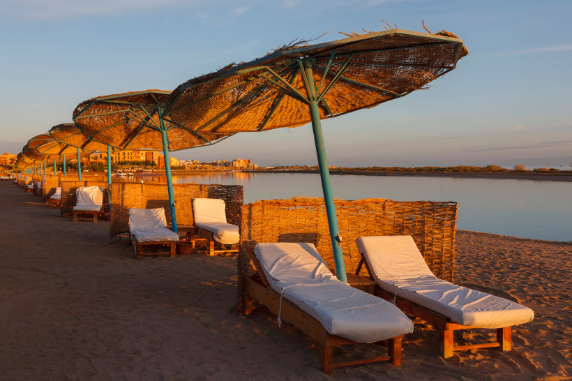 Ägypten - El Gouna Strand in El Gouna, Sonnenschirme, Windschutz, Liegen, Wasser, blauer Himmel, einladend zum entspannen..