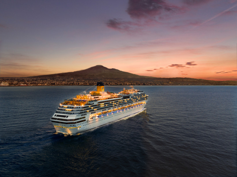 Ätna-Skyline bei Sonnenuntergang, Costa Kreuzfahrten Costa Kreuzfahrtschiff vor der Skyline mit dem Vulkan Ätna bei Sonnenuntergang