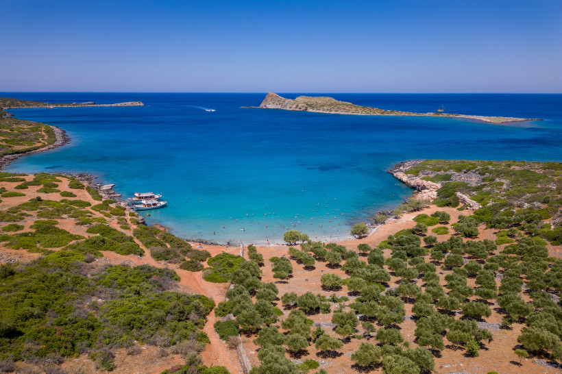 Kolokitha – Bucht mit Sandstrand und vorgelagerter Insel Bucht Kolokitha mit türkisblauem Meer, Sandstrand und Badegästen, Blick von oben