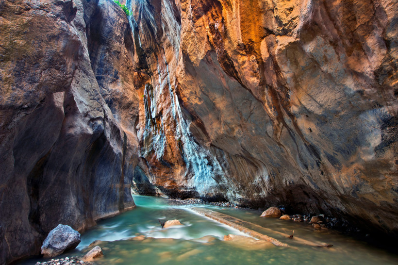 Sarakina-Schlucht mit steilen Felswänden und Bachlauf im engen Durchbruch