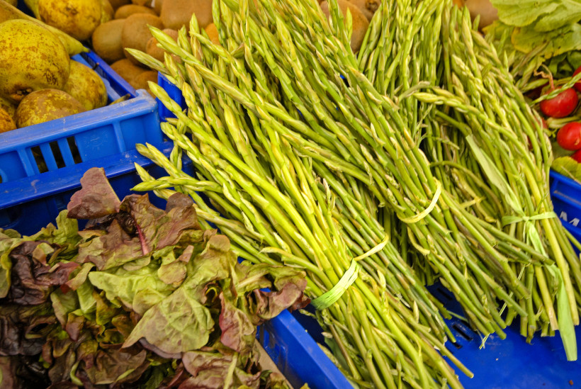 Frisches Gemüse und regionale Produkte auf dem Wochenmarkt in Santanyí